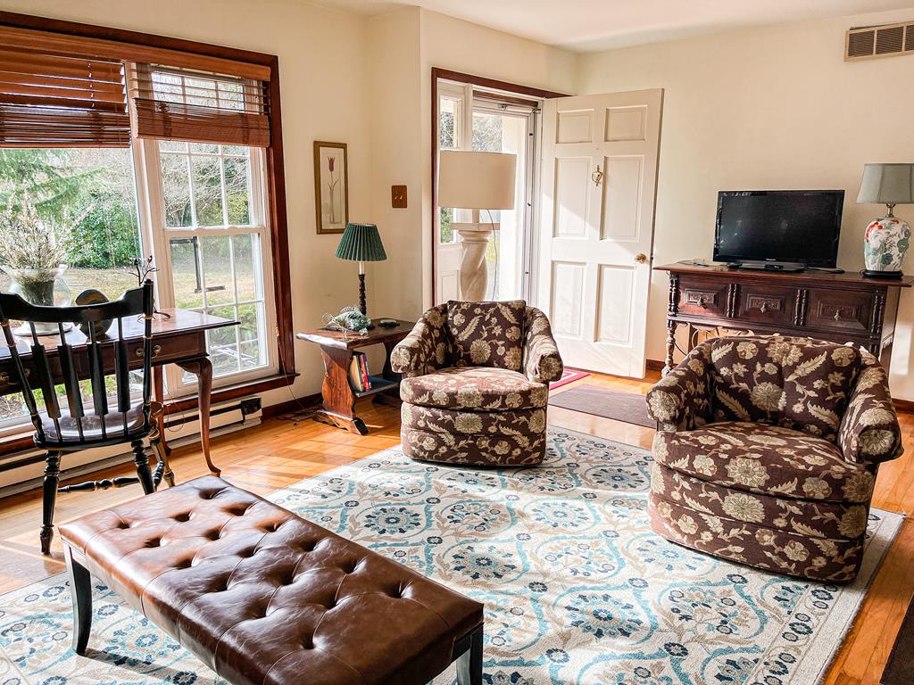 547 Sunset Blvd | Photo 8