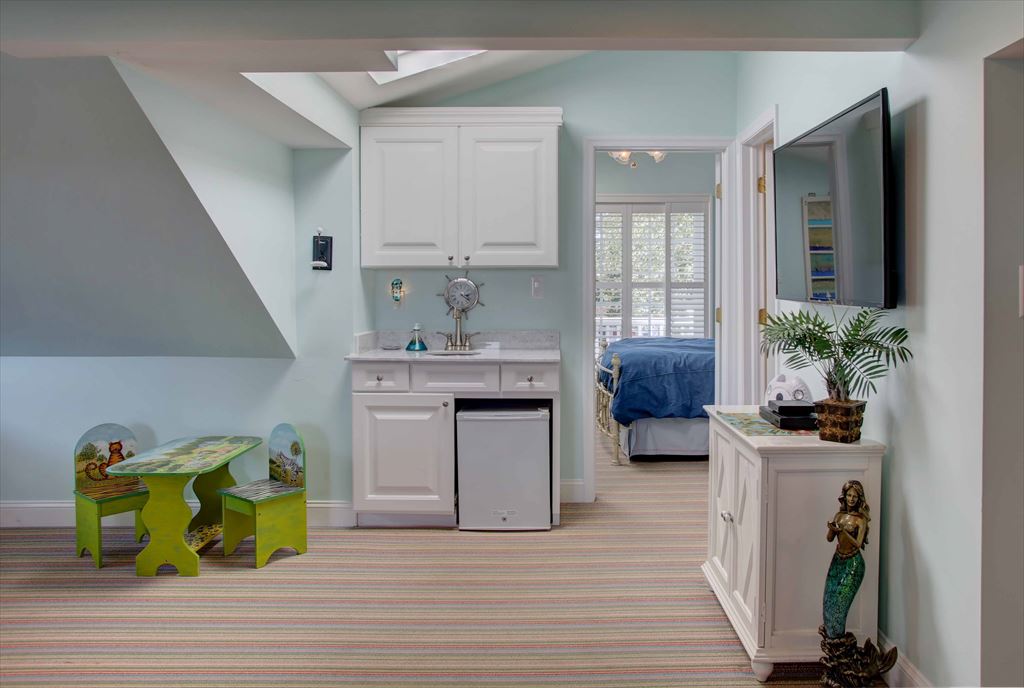 Third floor view of wet bar