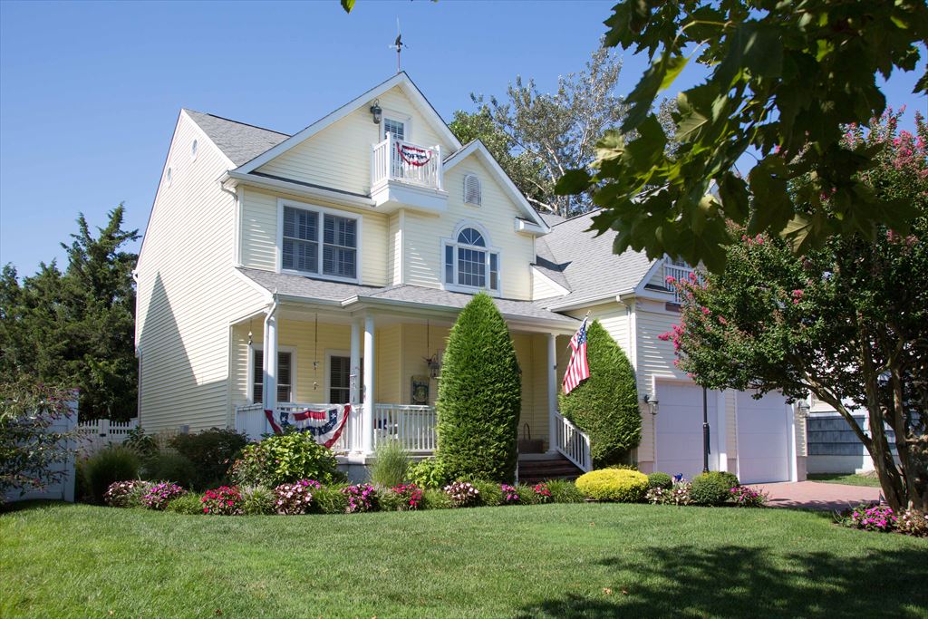 Facade with view of third floor balcony