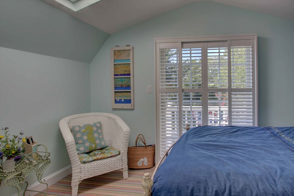 Third floor queen with view of balcony