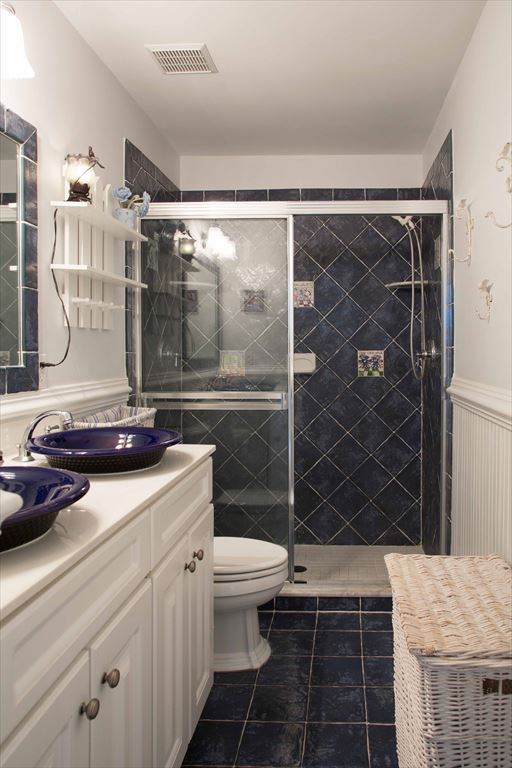 Second floor hall bath