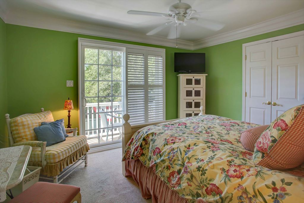 Second floor queen with balcony