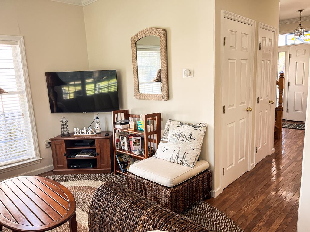 CLOSE TO BEACH AND TOWN - Columbia | Photo 9