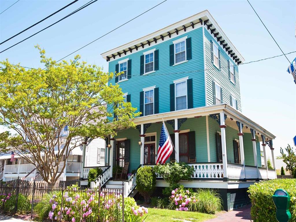 LARGE VICTORIAN CLOSE TO BEACH AND TOWN