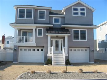 9106 Beach Avenue, Peahala Park