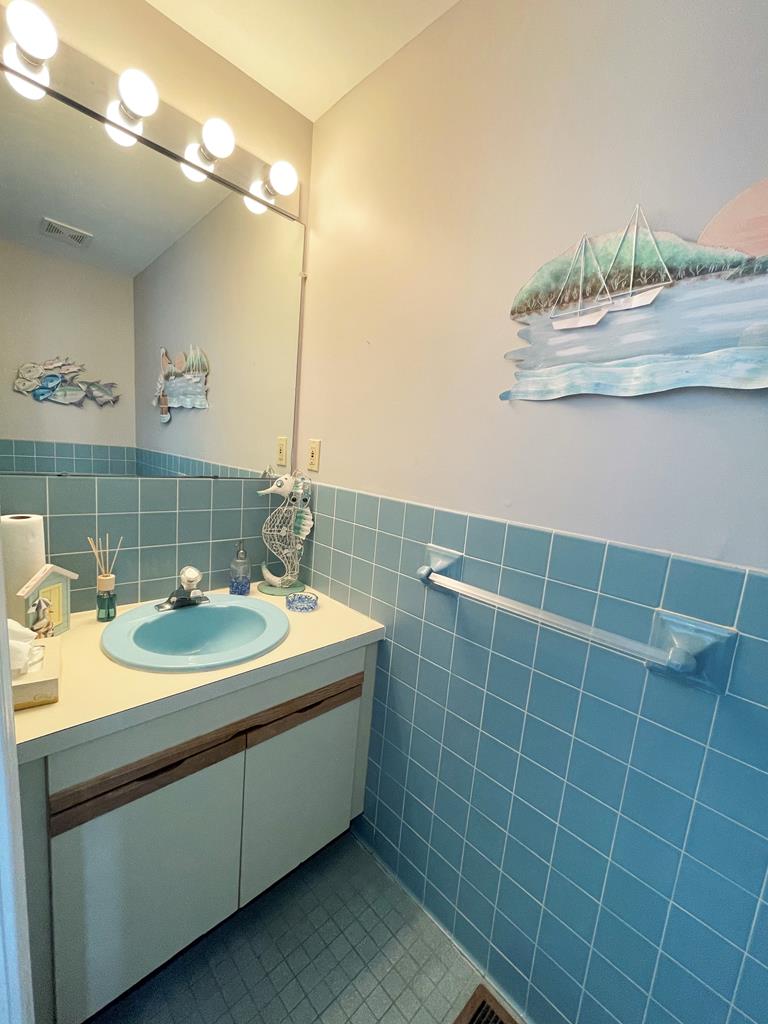 402 Saint James Place | Photo 15