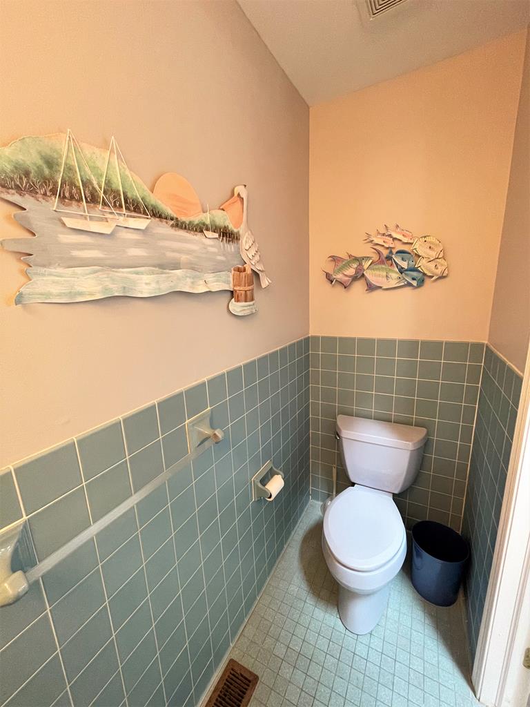 402 Saint James Place | Photo 16