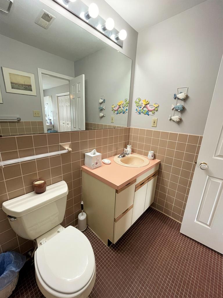 402 Saint James Place | Photo 28