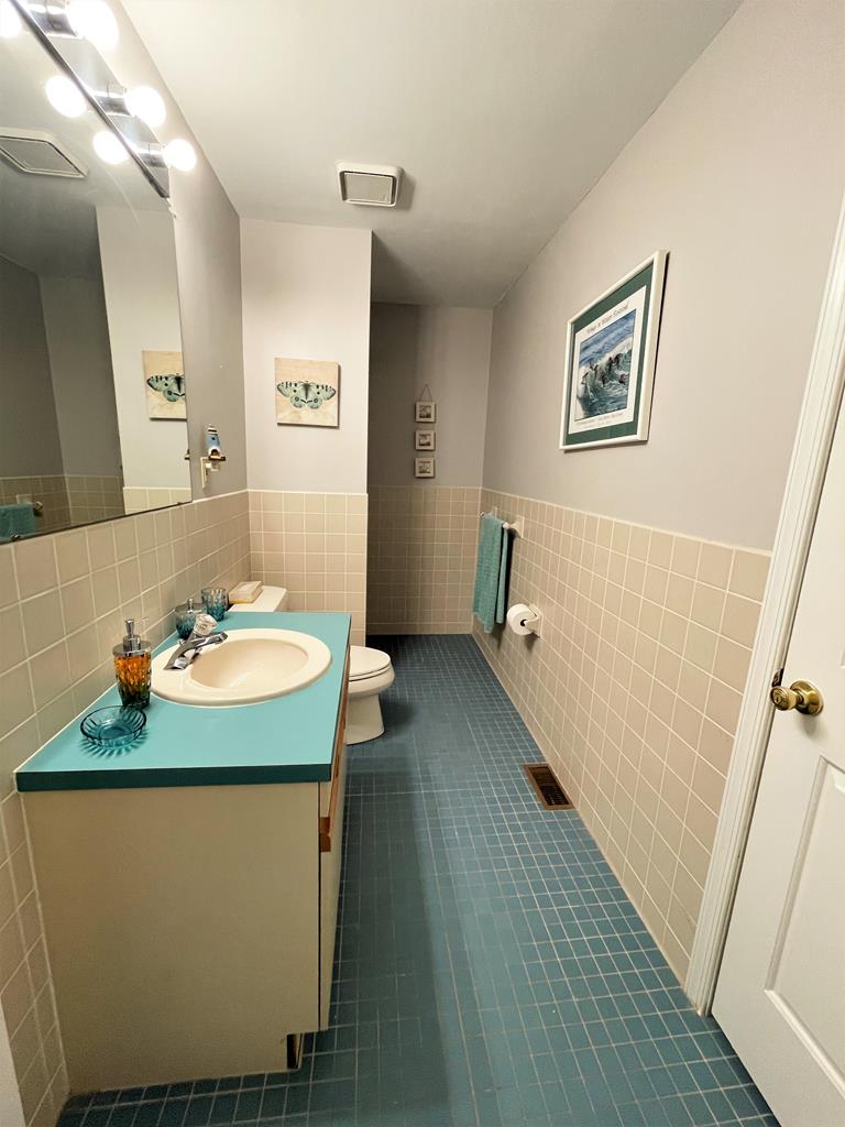 402 Saint James Place | Photo 33