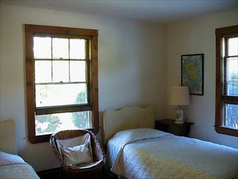 Twin Bedroom with window AC