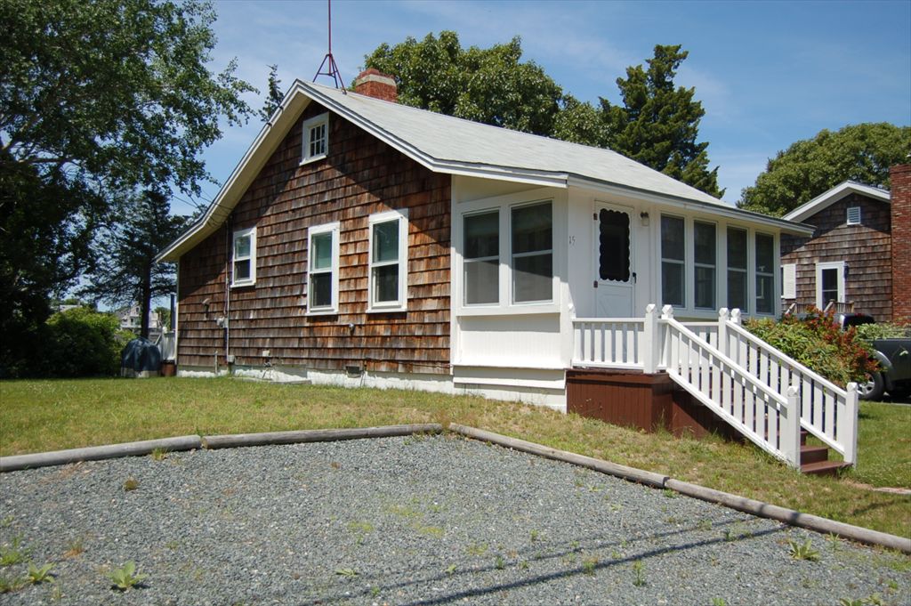 15 Canonicus Avenue, Oak Bluffs, MA 02557, Residential