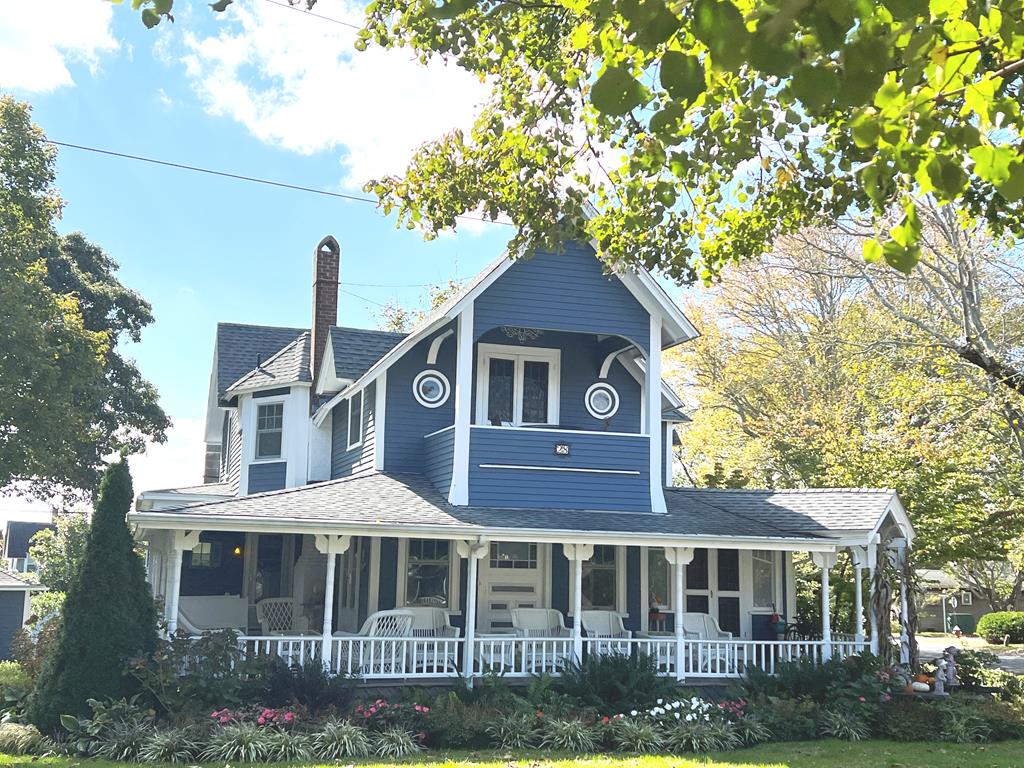 28 Pequot Avenue, Oak Bluffs, MA 02557, In Town