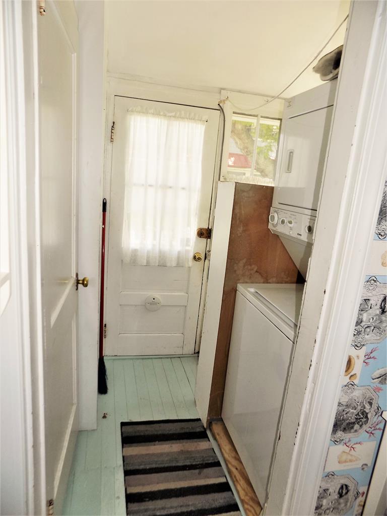 CLOSE TO BEACH AND TOWN - Windsor Ave | Photo 12