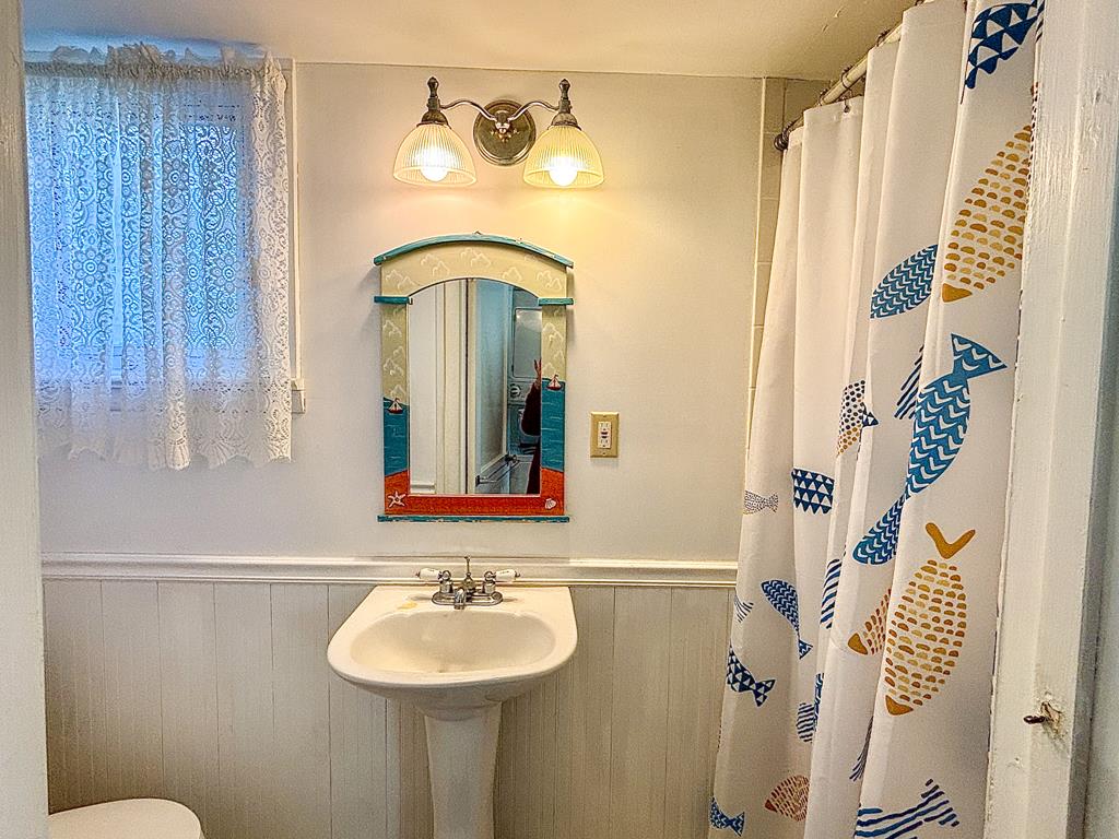 CLOSE TO BEACH AND TOWN - Windsor Ave | Photo 14