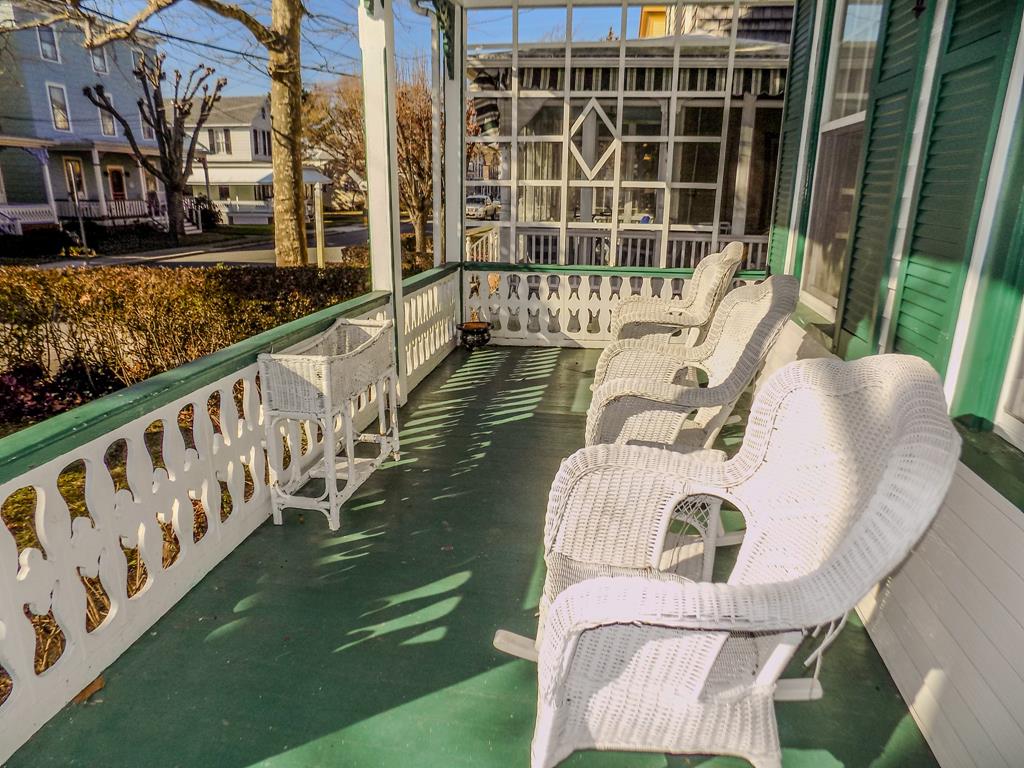 CLOSE TO BEACH AND TOWN - Windsor Ave | Photo 4