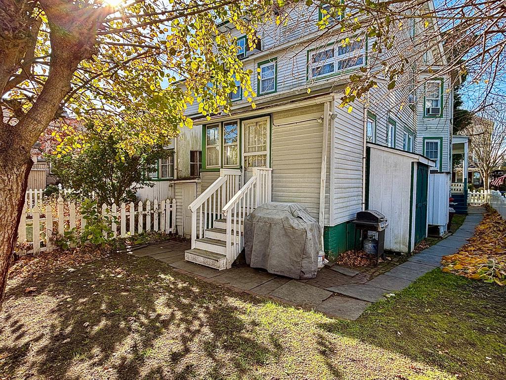 CLOSE TO BEACH AND TOWN - Windsor Ave | Photo 28