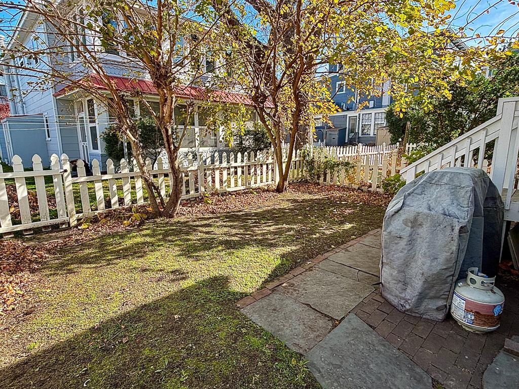 CLOSE TO BEACH AND TOWN - Windsor Ave | Photo 30