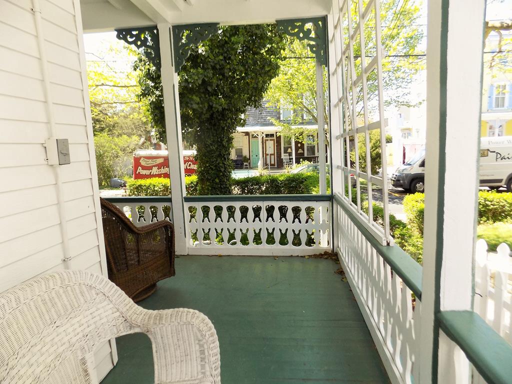 CLOSE TO BEACH AND TOWN - Windsor Ave | Photo 31