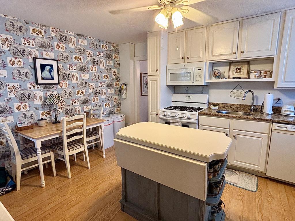 CLOSE TO BEACH AND TOWN - Windsor Ave | Photo 9