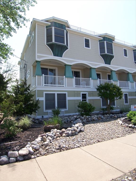 2501 Long Beach Boulevard, Spray Beach