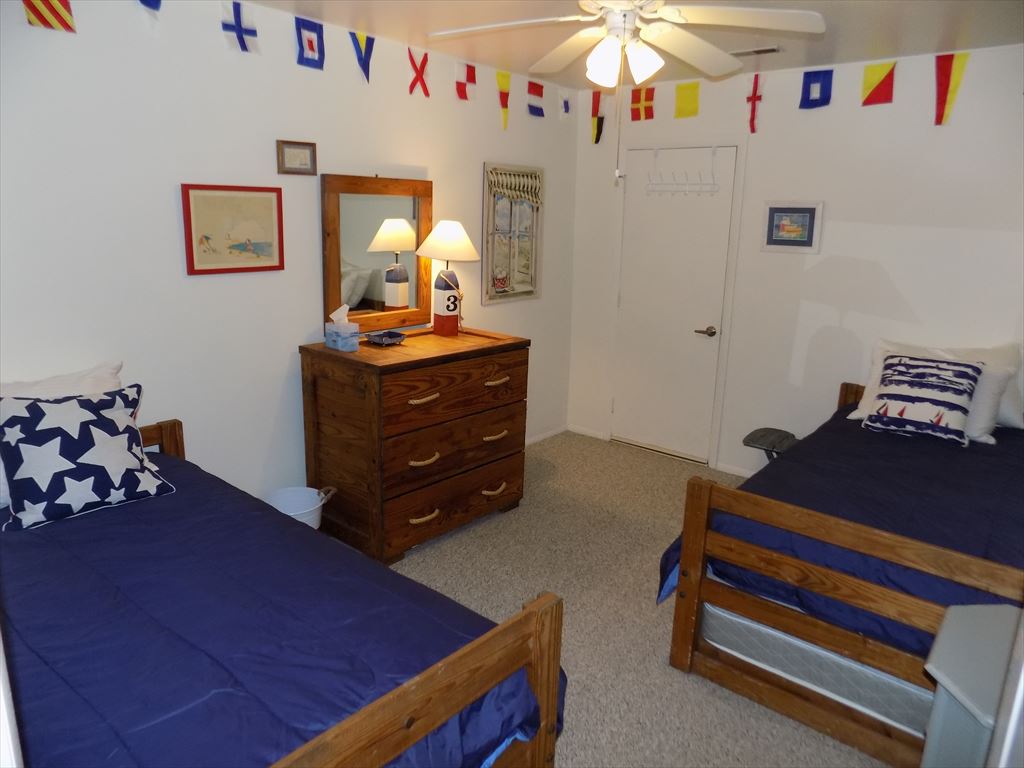 COMFORTABLE PET FRIENDLY TWIN | Photo 14