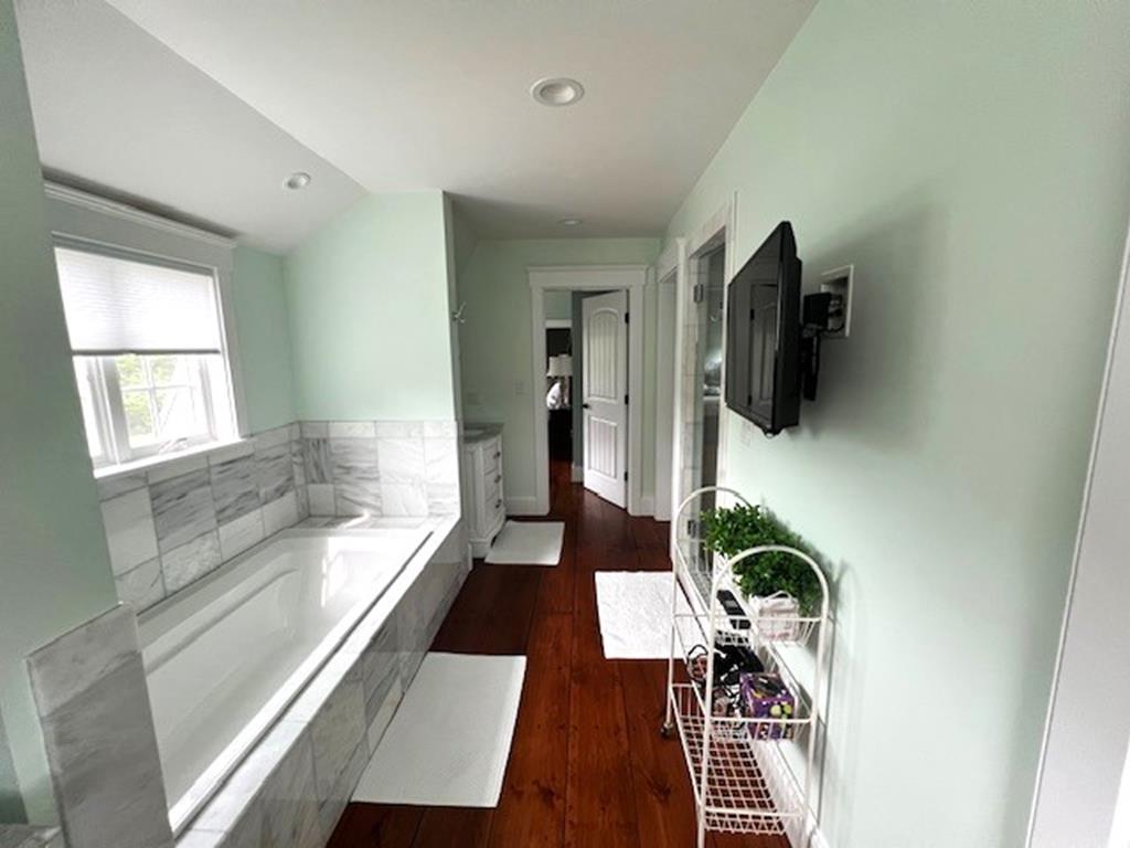 27 Bettencourt Way, Edgartown, MA 02539, In Town