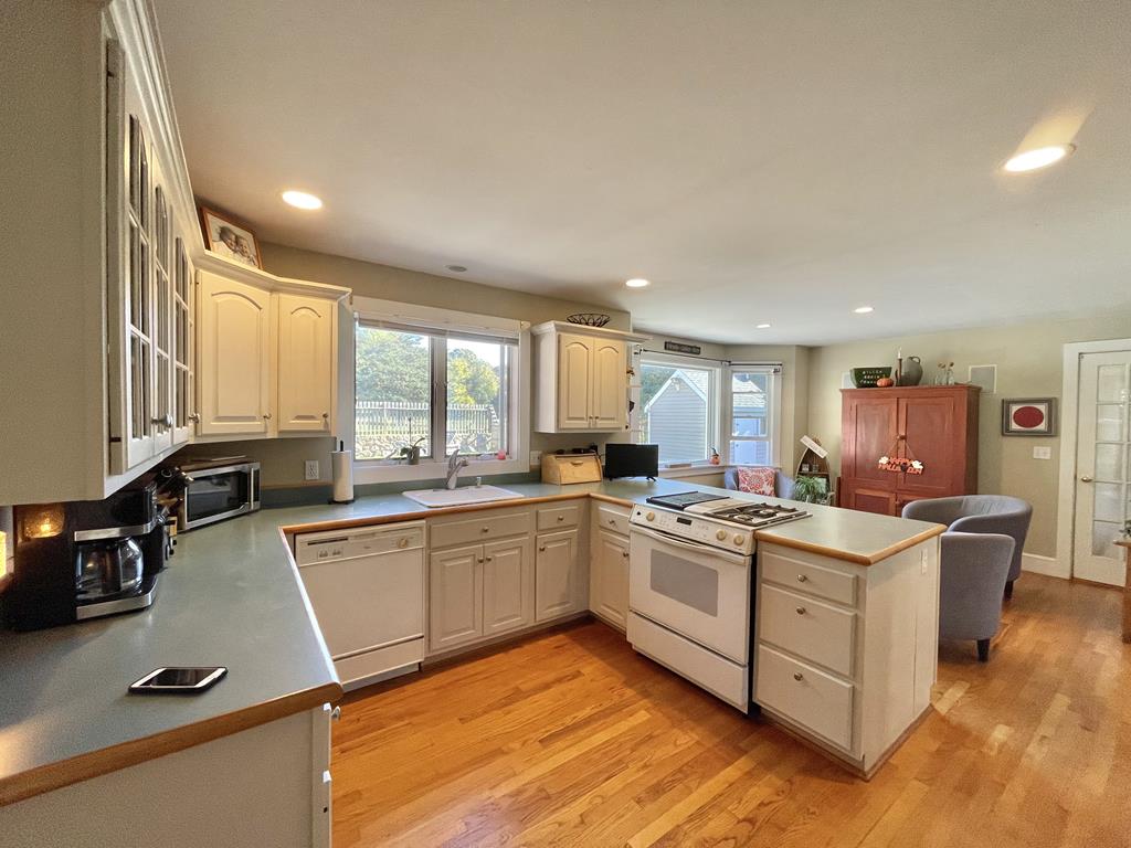 136 County Road, Oak Bluffs, MA 02557, Residential