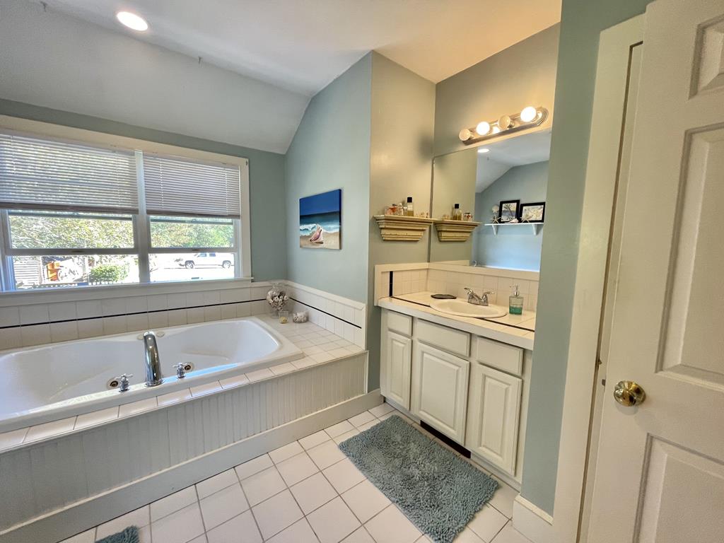 136 County Road, Oak Bluffs, MA 02557, Residential