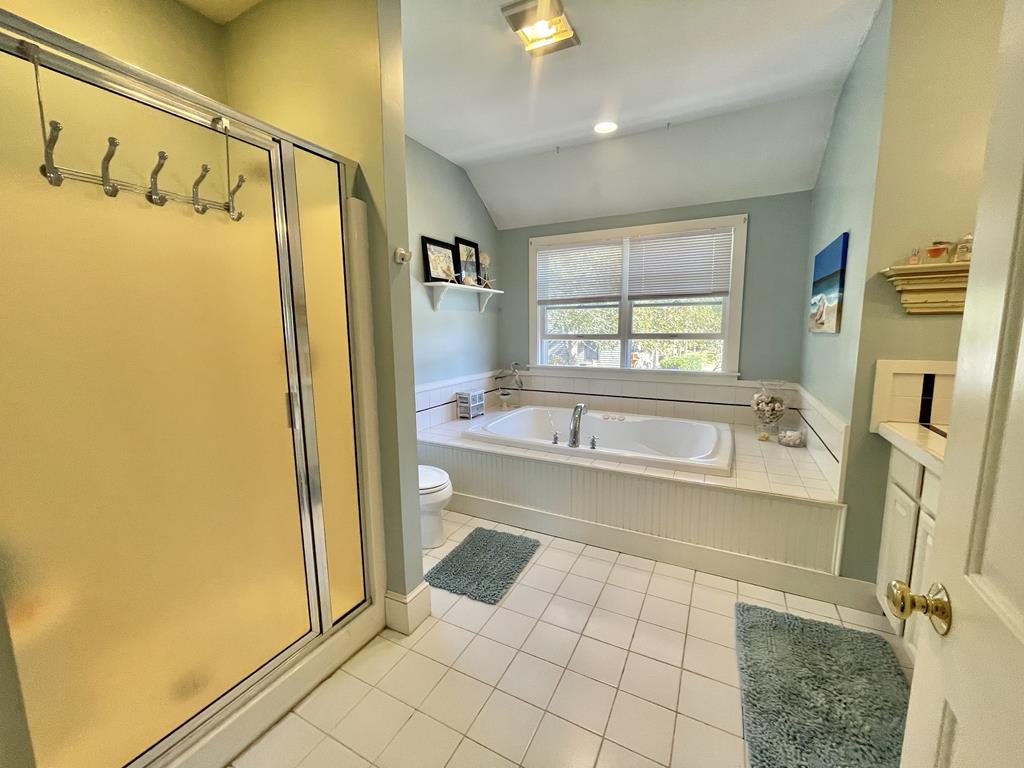 136 County Road, Oak Bluffs, MA 02557, Residential