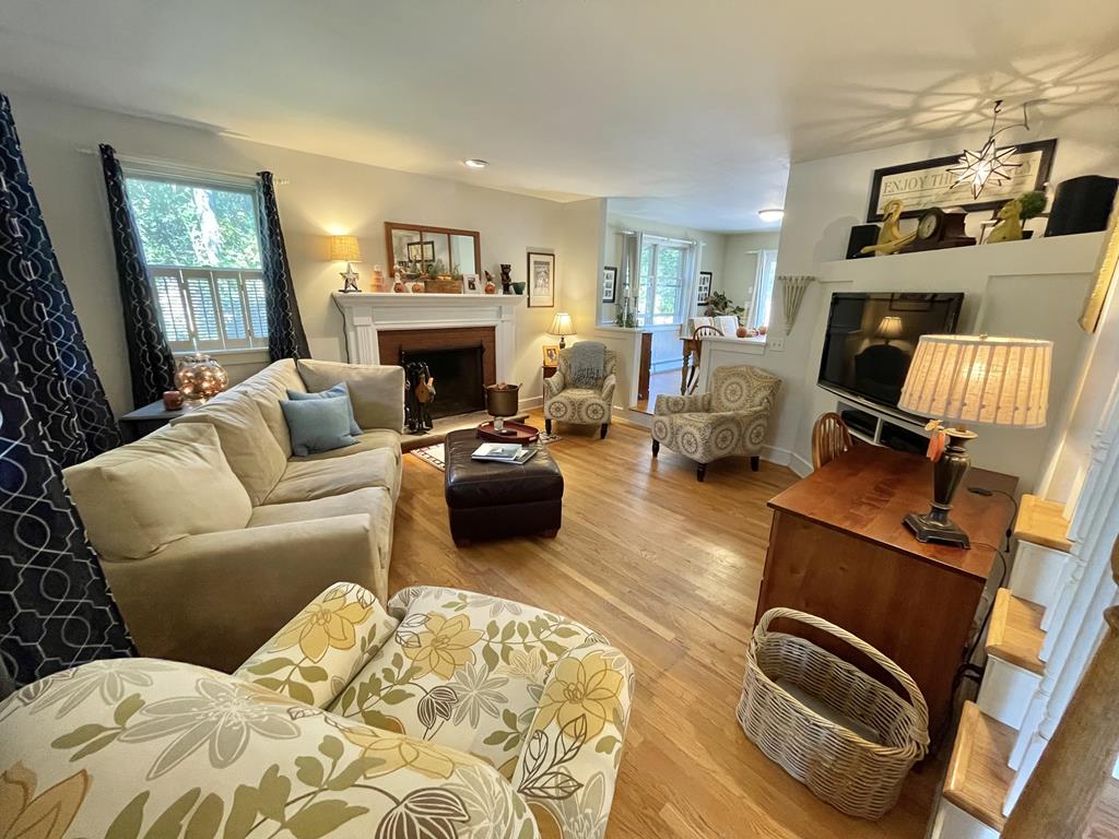 136 County Road, Oak Bluffs, MA 02557, Residential