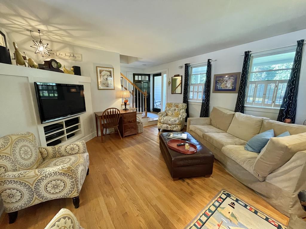 136 County Road, Oak Bluffs, MA 02557, Residential