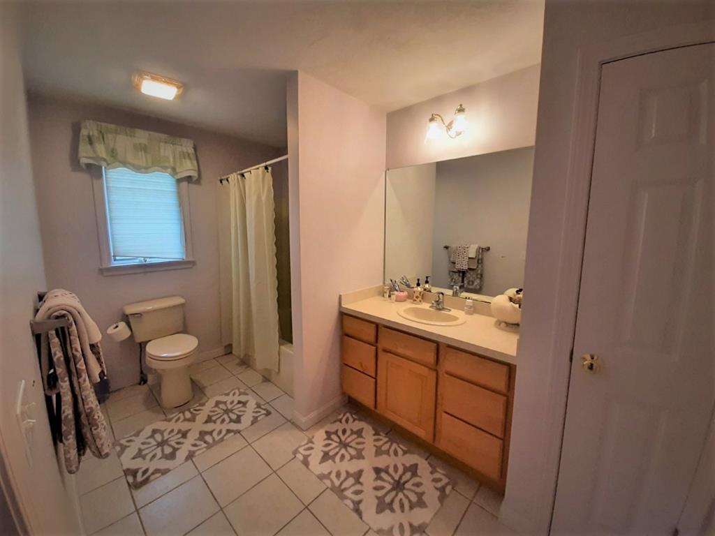 main bathroom with tub/shower