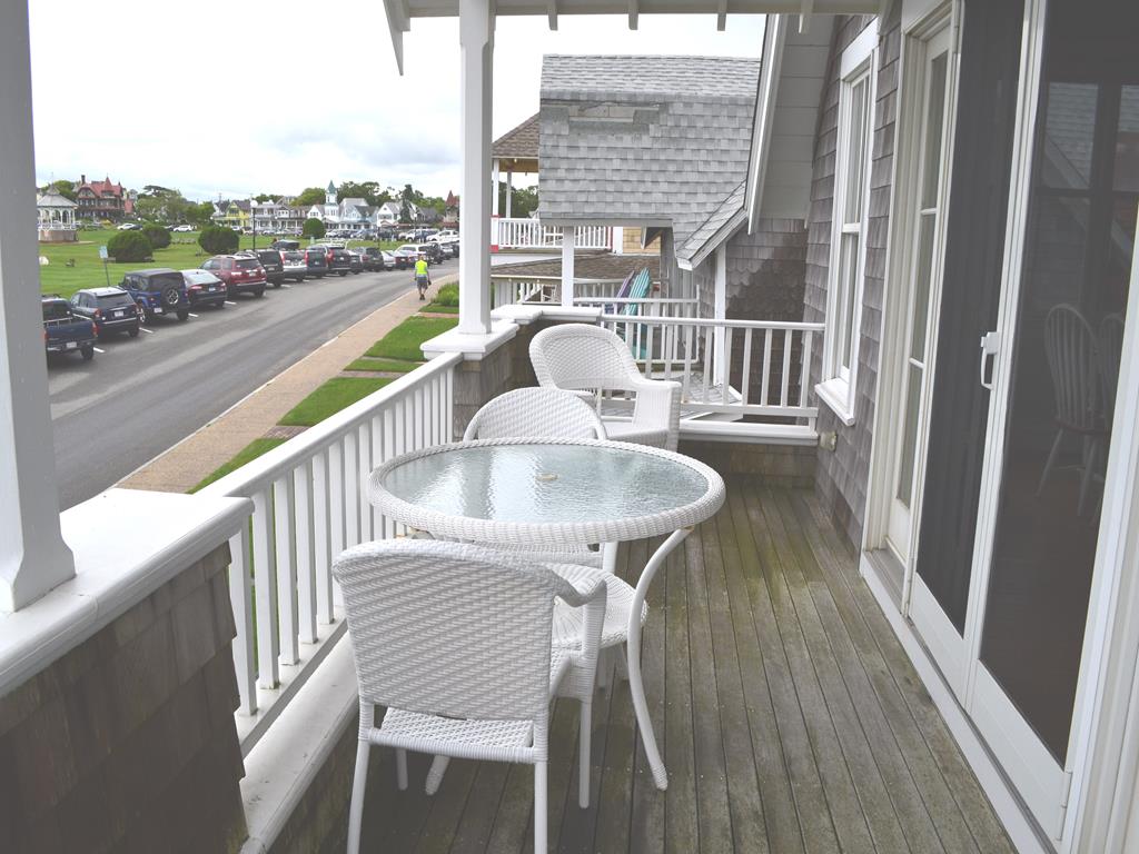 15 Ocean Avenue, Oak Bluffs, MA 02557, In Town