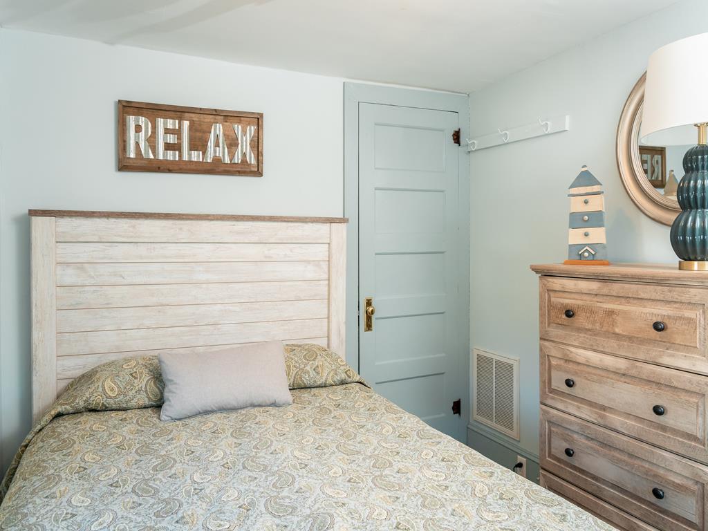 Gray Cottage on Windsor | Photo 22