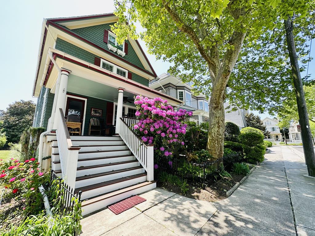 514 Hughes - 6 Bedroom - Close to Beach and Town | Photo 3