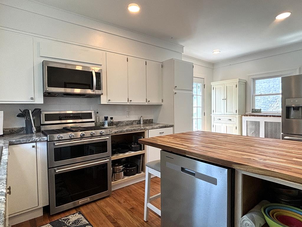 514 Hughes - 6 Bedroom - Close to Beach and Town | Photo 12