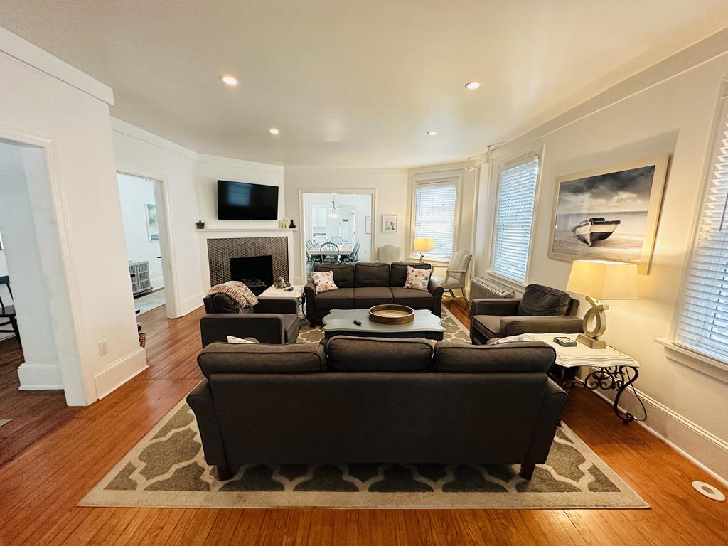 514 Hughes - 6 Bedroom - Close to Beach and Town | Photo 7