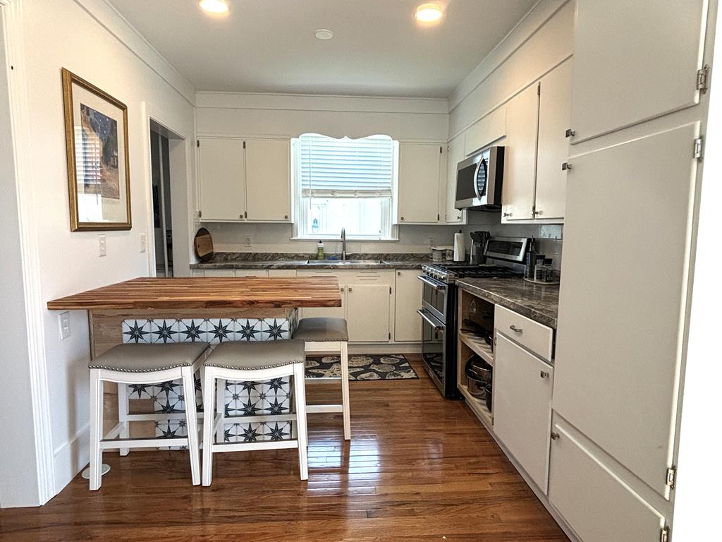 514 Hughes - 6 Bedroom - Close to Beach and Town | Photo 11