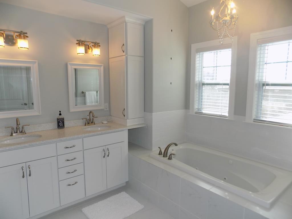 Modern Downtown 4 BR Gem | Photo 25