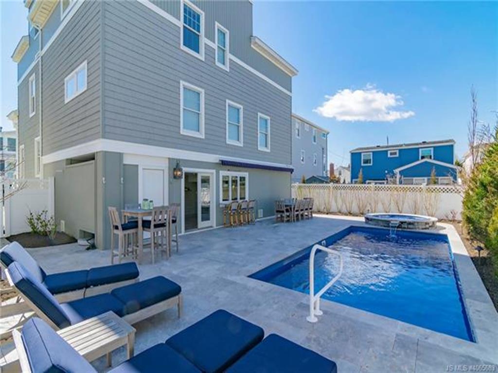 3008 Beach Avenue, Beach Haven Gardens (Ocean Side)