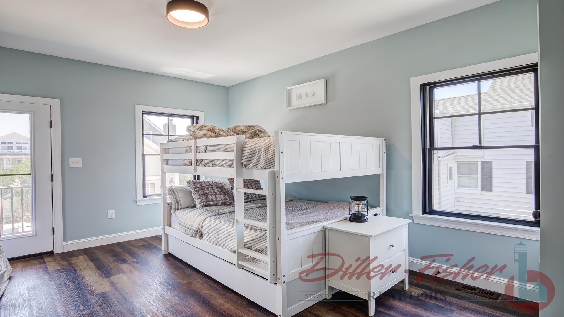 261 90th Street, Stone Harbor (Center)