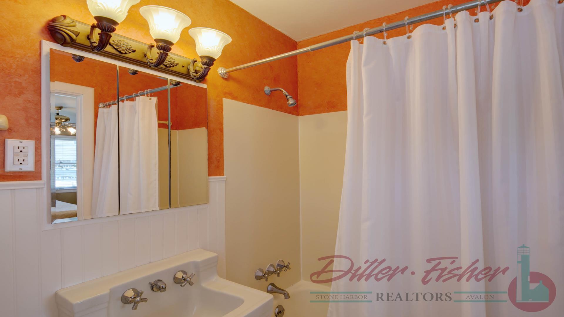 10420 Third Avenue, Stone Harbor (Mid-Island)