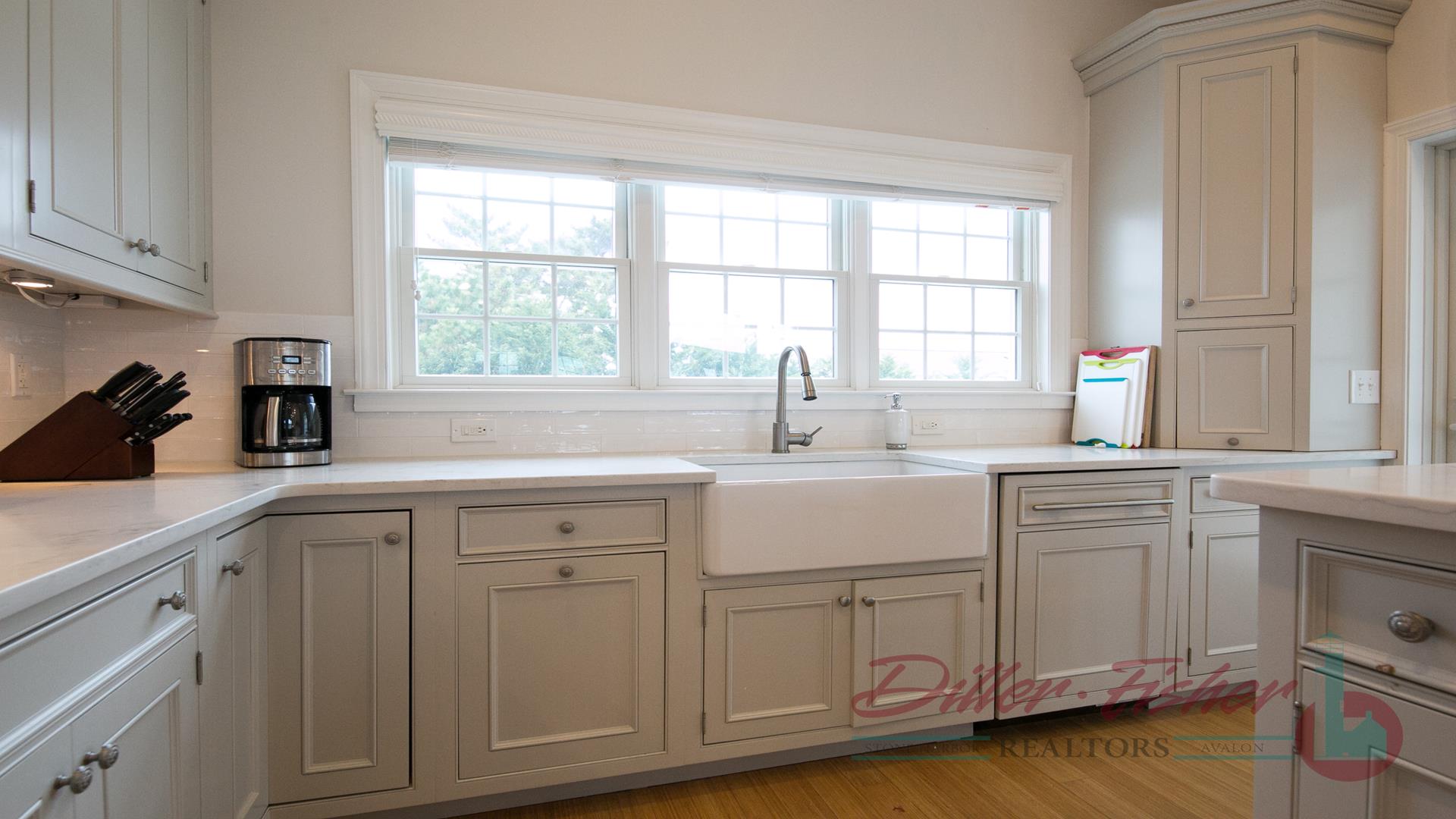 11015 First Avenue, Stone Harbor (Mid-Island)