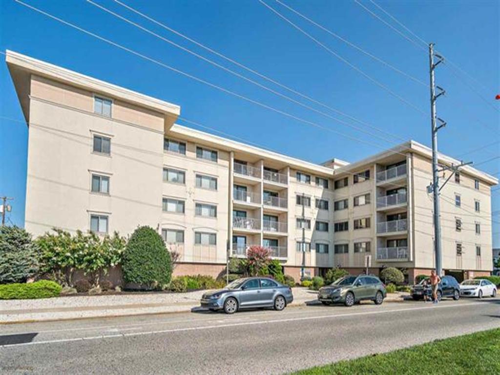 8001 Second Avenue, Stone Harbor (Center)